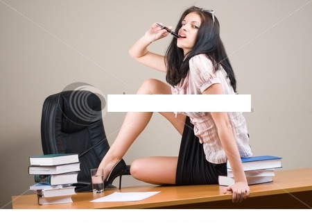 Femeie, secretara - partenera 50 %, cu 2 ani vechime in afaceri imobiliare