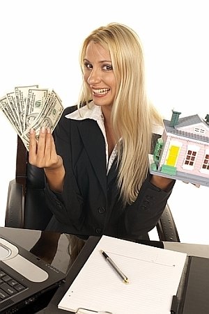 Femeie, office manager-asociata in afaceri imobiliare. 50% din venituri