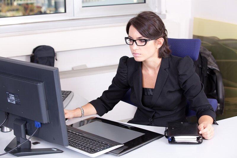 Femeie, office manager-asociata in afaceri imobiliare. 50% din venituri